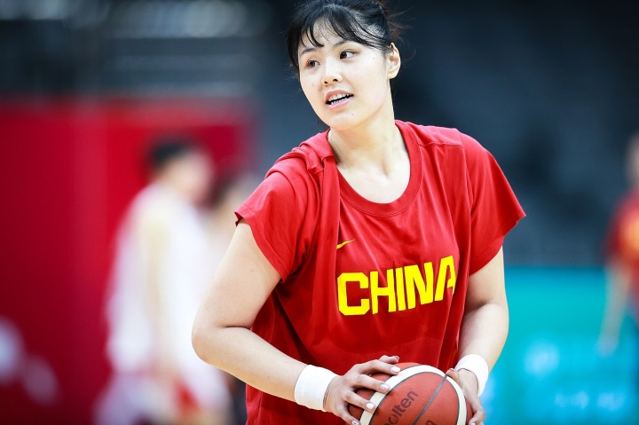 李月汝丢护照媒体人三问 :何需邮寄?何不早备?何不回国补办?